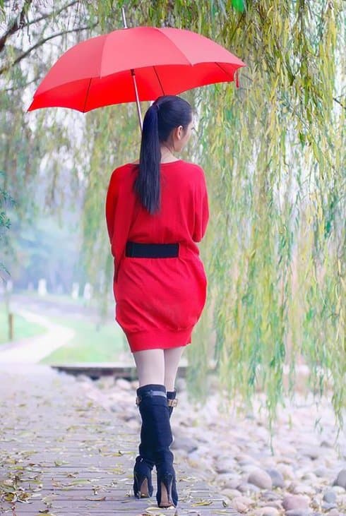 雨中的美女